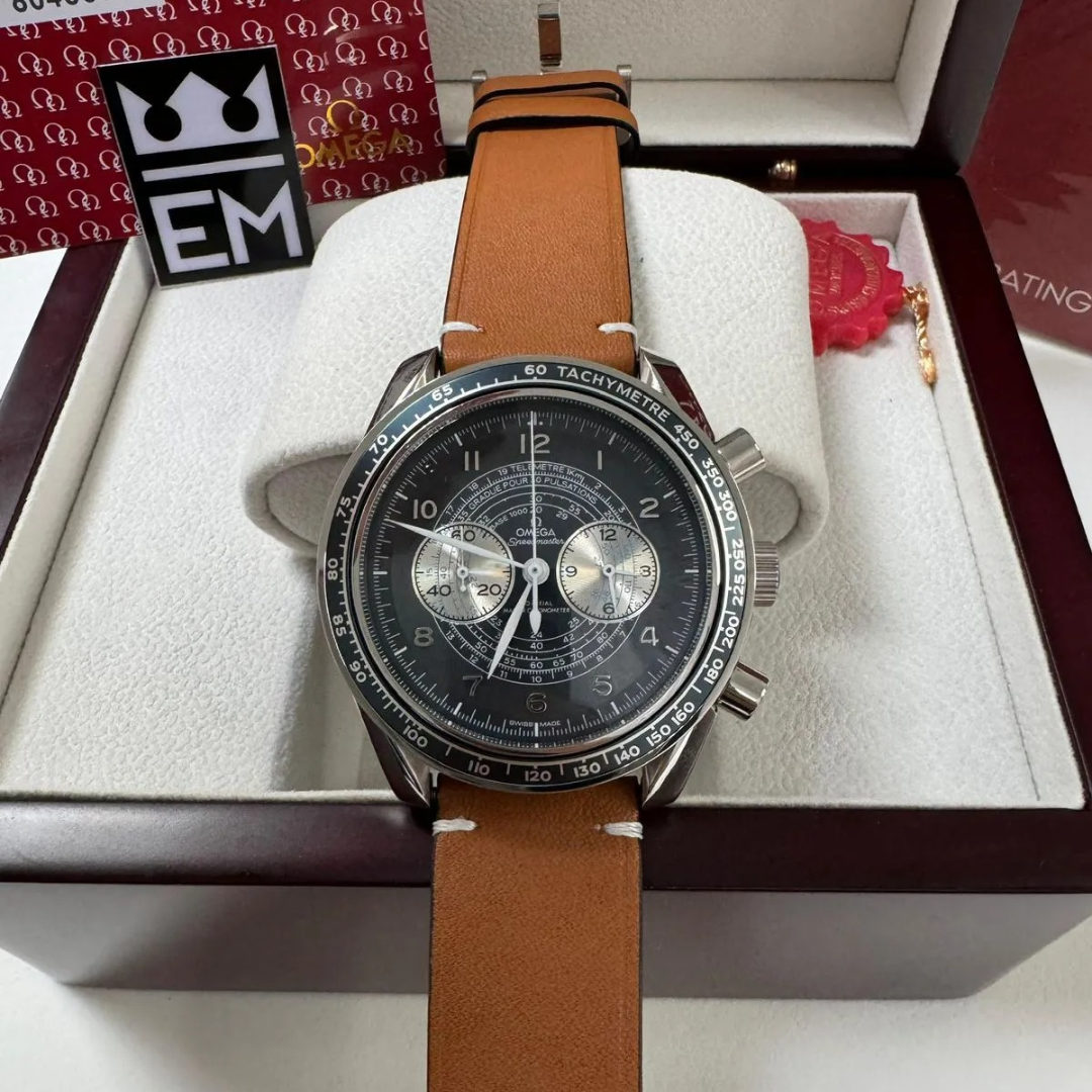 Speedmaster Broad Arrow Black/Silver – 42 mm Cognac Leather Strap