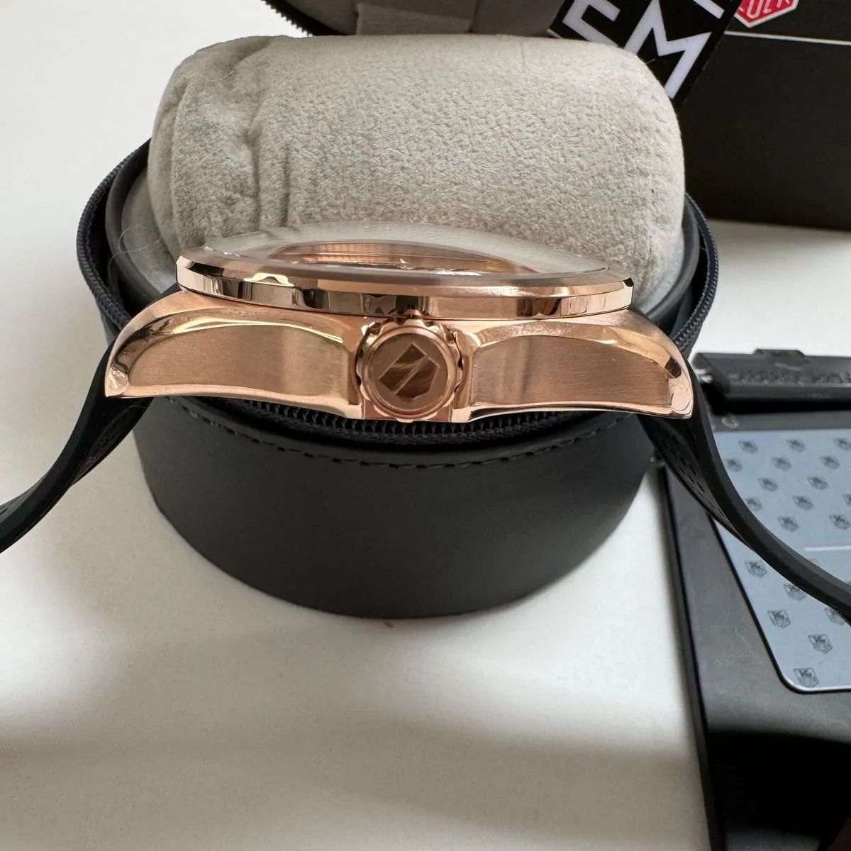 TH Carrera Pendulum Rose Gold – Black Dial